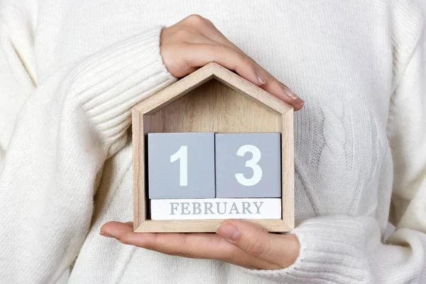 13 février dans le calendrier. la fille tient un calendrier en bois. Journée mondiale de la radio — Photo