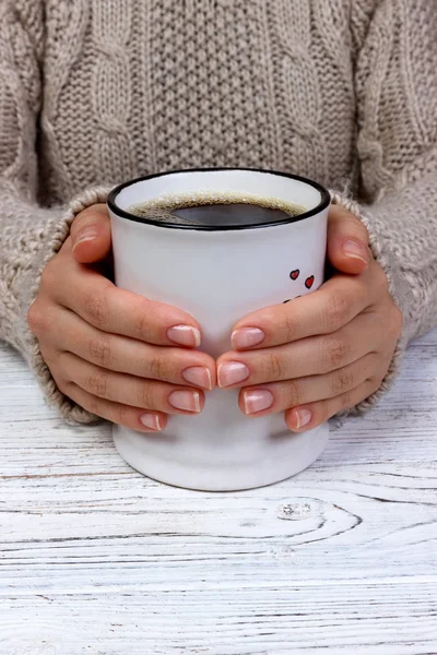Manos femeninas con bebida de café, suéter de punto — Foto de Stock