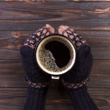 Bir sıcak kız elbise ve eldivenler beyaz kupa elinde tutan. Kış için mockup tasarım, neşeli Noel ve mutlu yeni yıl hediyeleri