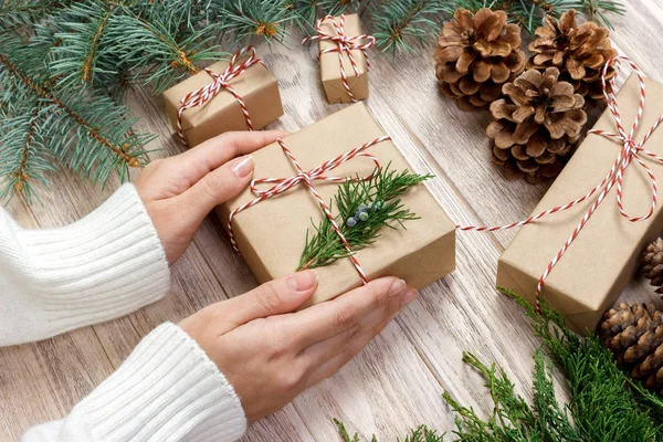 Visão superior da mulher preparando presente de Natal — Fotografia de Stock