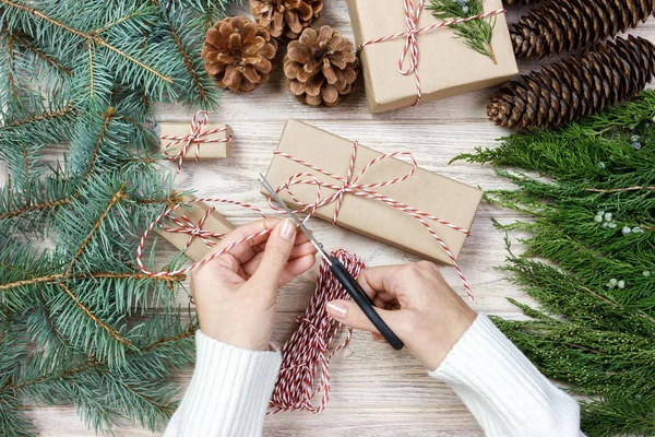 Frau verpackt Geschenke für Weihnachten. Geschenkverpackung — Stockfoto