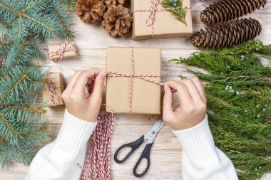 Noel ile kutu ambalaj işlemi hediye hediyeler. Üstten Görünüm