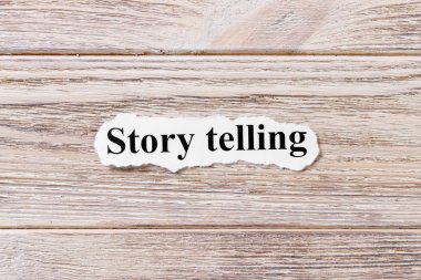 kağıt üzerinde kelime hikaye anlatmaya. kavram. Ahşap bir arka plan üzerinde hikaye kelimelerin