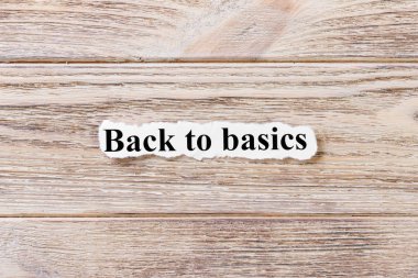 Kağıt üzerinde kelime temelleri için geri. kavram. Back to Basics kelimelerin ahşap arka plan üzerinde