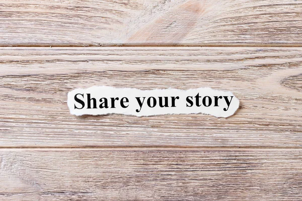 Compartilhe sua história da palavra no papel. conceito. Palavras de Compartilhar sua história em um fundo de madeira — Fotografia de Stock