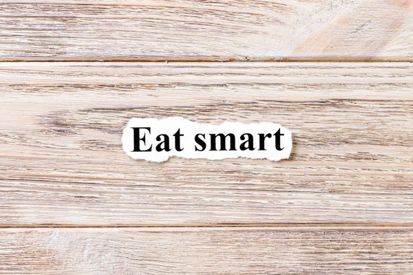 Eat smart of the word on paper. concept. Words of eat smart on a wooden background — Stock Photo, Image