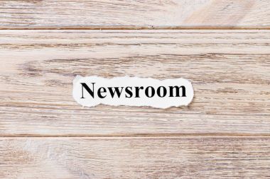 Kağıt üzerinde word'ün haber odası. kavram. Newsroom kelimelerin ahşap arka plan üzerinde