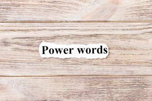 Wortgewalt des Wortes auf Papier. Konzept. Worte der Macht der Worte auf einem hölzernen Hintergrund — Stockfoto