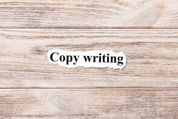 Kopie-schrijven van het woord op papier. concept. Woorden van kopie schrijven op een houten achtergrond — Stockfoto