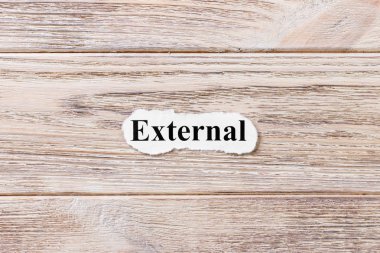 Kağıt üzerinde word'ün dış. kavram. Dış kelimelerin ahşap arka plan üzerinde