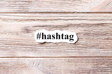 Hashtag kelime kağıt üzerinde. kavram. Hashtag kelimelerin ahşap arka plan üzerinde