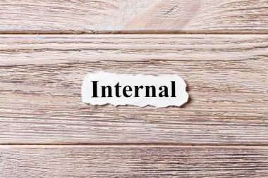 Kağıt üzerinde word'ün iç. kavram. İç kelimelerin ahşap arka plan üzerinde