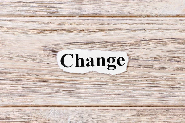 Mudança da palavra no papel. conceito. Palavras de mudança em um fundo de madeira — Fotografia de Stock