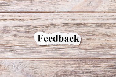 Kağıt üzerinde kelime geribildirimi. kavram. Geribildirim kelimelik bir ahşap arka plan