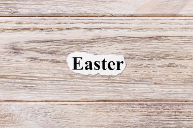 Paskalya kelime kağıt üzerinde. kavram. Paskalya kelimelik bir ahşap arka plan