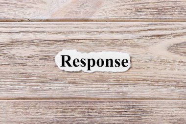 Kağıt üzerinde kelime yanıt. kavram. Yanıt kelime ahşap arka plan üzerinde