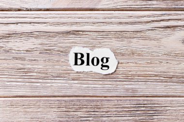 Kağıt üzerinde kelime blog. kavram. Ahşap arka plan üzerinde blog kelimeler