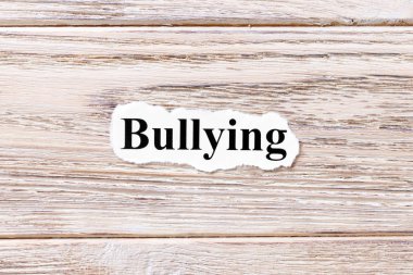 kağıt üzerinde kelimenin zorbalık. kavram. Ahşap bir arka plan üzerinde zorbalık kelimeler