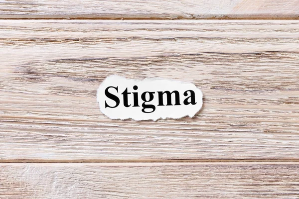 Stigma des Wortes auf dem Papier. Konzept. Worte des Stigmas auf einem hölzernen Hintergrund — Stockfoto