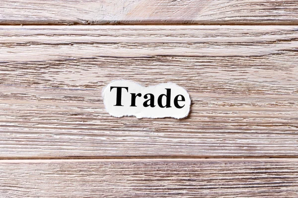 Εμπόριο τη λέξη σε χαρτί. έννοια. Λόγια του εμπορίου σε φόντο ξύλινη — Φωτογραφία Αρχείου