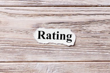 Kağıt üzerinde kelime puan verin. kavram. Ahşap arka plan üzerinde Rating kelime