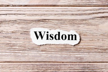 bilgelik kelime kağıt üzerinde. kavram. Bilgeliğin sözleri ahşap arka plan üzerinde
