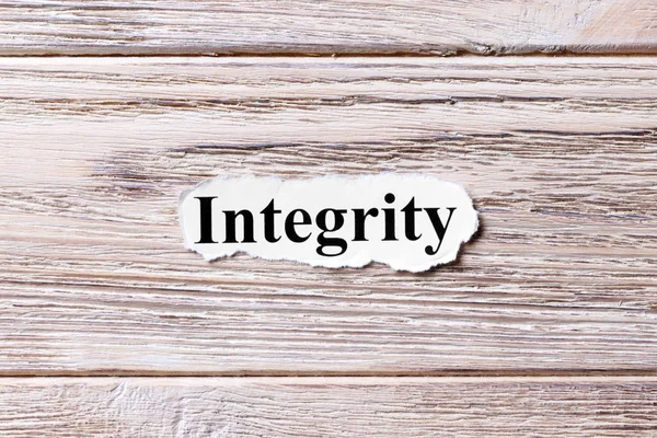 Integrität des Wortes auf dem Papier. Konzept. Worte der Integrität auf einem hölzernen Hintergrund — Stockfoto