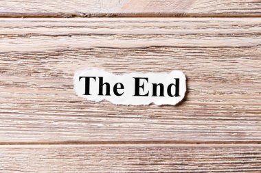 Kağıt üzerinde kelimenin sonu. kavram. End kelimelerin ahşap arka plan üzerinde