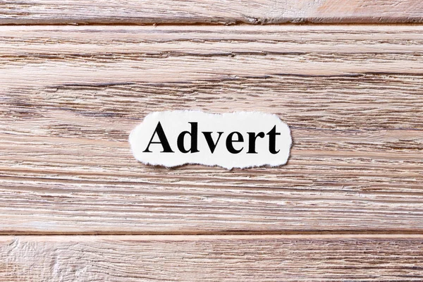 这个词在纸上的广告。概念.木制背景下的广告词 — 图库照片