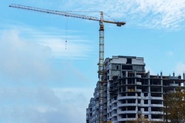 bitmemiş bina inşaat ve açık mavi gökyüzü arka plan karşı Vinçler bina
