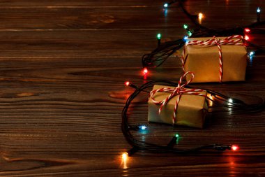 Noel ağacının altında ayarla mevcut kutuları güzel kaydırılan bir grup dört katta Noel ağacı ışıkları