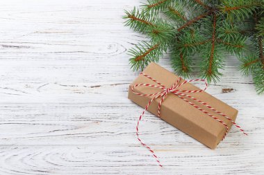 hediye kutusu ahşap arka plan üstten görünüm dallarda köknar ile