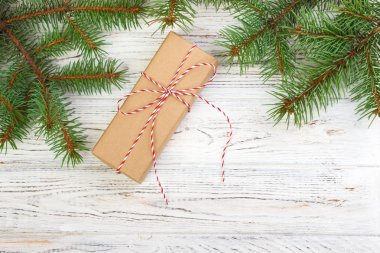 Noel hediyesi vintage tarzı ile şekerler koyu ahşap arka plan üzerinde