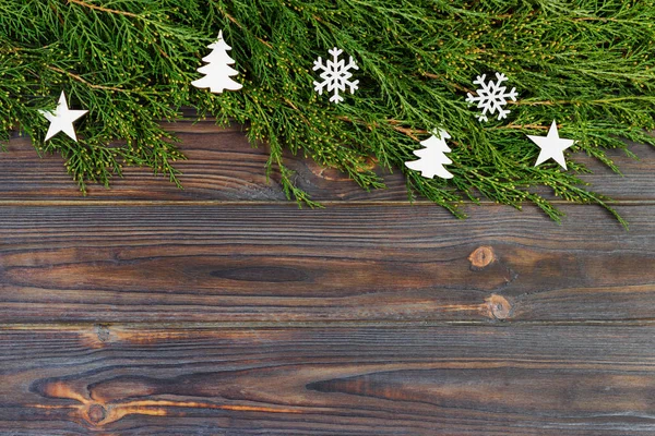 Fundo de Natal de madeira preta. galhos de thuja. Design floral original e fresco para cartão de xmas. espaço vazio para saudações de férias — Fotografia de Stock