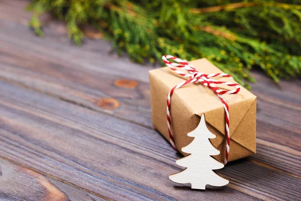 Árvore de Natal de madeira branca decorativa pequena e presente com conceito de ano novo de fita vermelha, presente de papel kraft — Fotografia de Stock