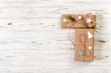 Noel hediyeleri kar taneleri ile yıldız ve ahşap Noel ağacı. Yeni yıl kavramı