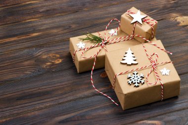 Noel hediyeleri kar taneleri ile yıldız ve ahşap Noel ağacı. Yeni yıl kavramı