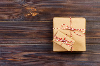 Noel hediyeleri ahşap bir masanın üzerine serilmişti.