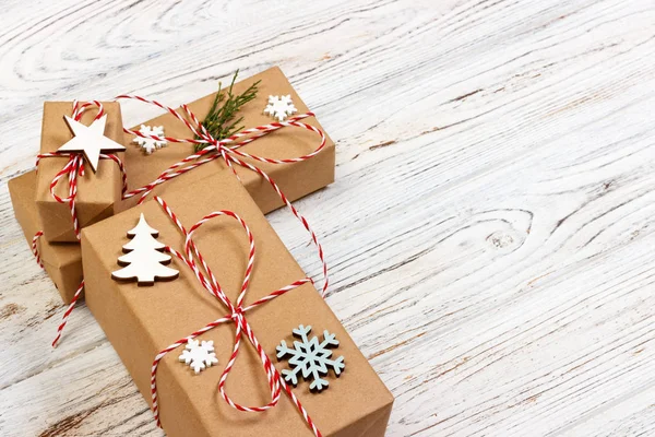 Regalo de Navidad o fondo de Año Nuevo: rama de abeto, estrella y decoración de copo de nieve sobre un fondo de madera blanco — Foto de Stock