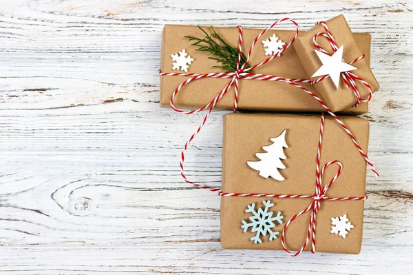 Caja de regalo de Navidad decorada con copo de nieve sobre fondo de madera —  Fotos de Stock