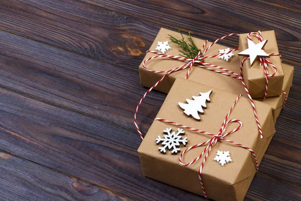 木製の背景に雪の結晶が飾られたクリスマスのギフト ボックス — ストック写真