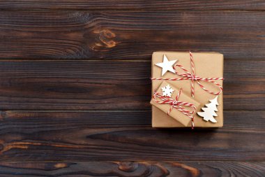 Noel hediyeleri kar taneleri ile yıldız ve ahşap Noel ağacı. Yeni yıl kavramı