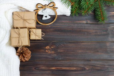 Melek rakam çerçeve arka plan, Beyaz ahşap masa yüzeyi kopya alanı ile Üstten Görünüm Noel dekorasyonu ve hediye kutuları. Noel süsler ve sınır sunar