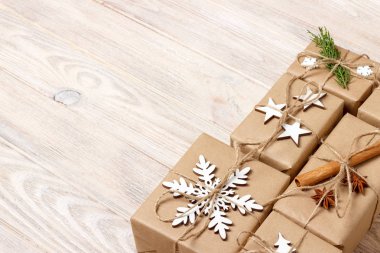Noel kompozisyon. Noel hediyesi, Mazı (bitki) şubeleri, Noel ağacı ve kar taneleri. Düz yatıyordu, en iyi görünümü kopya alanı