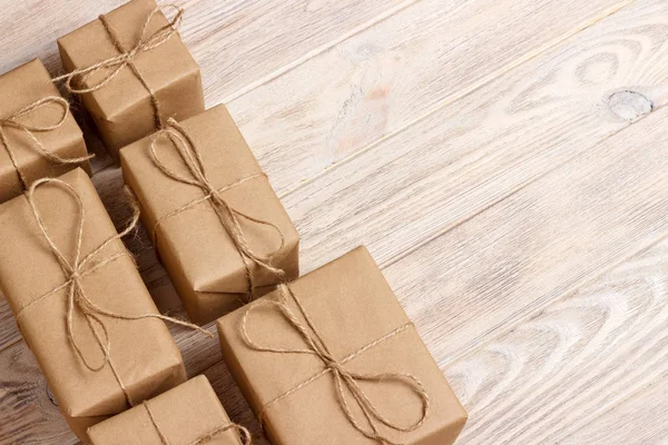 Gift wrapping composition. homemade wrapped present boxes on wooden background. above view copy space — Stock Photo, Image