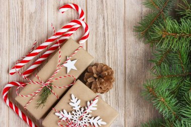 Çam kozalakları, çam dalları, hediye kutuları ve beyaz zemin üzerine şeker ile Noel ve yeni yıl süslemeleri arka plan