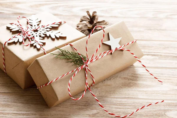 Рождественская коробка подарков с отделкой на деревянном фоне — стоковое фото