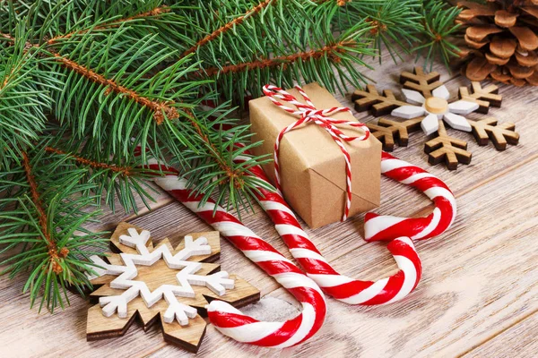 Pudełka na prezenty świąteczne, Cukrowa Laska z gałęzi drzewa śnieżynka i jodły na drewnianym stole — Zdjęcie stockowe