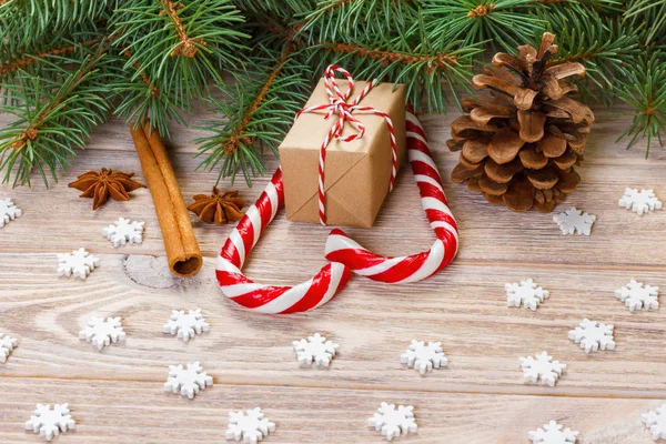 Fundo de Natal com ramos de árvore de natal, cones de pinho, doces de cana-de-açúcar, presentes, floco de neve e decorações, espaço de cópia — Fotografia de Stock