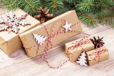 Tahta arka planda süslemesi olan Noel hediyesi kutusu.
